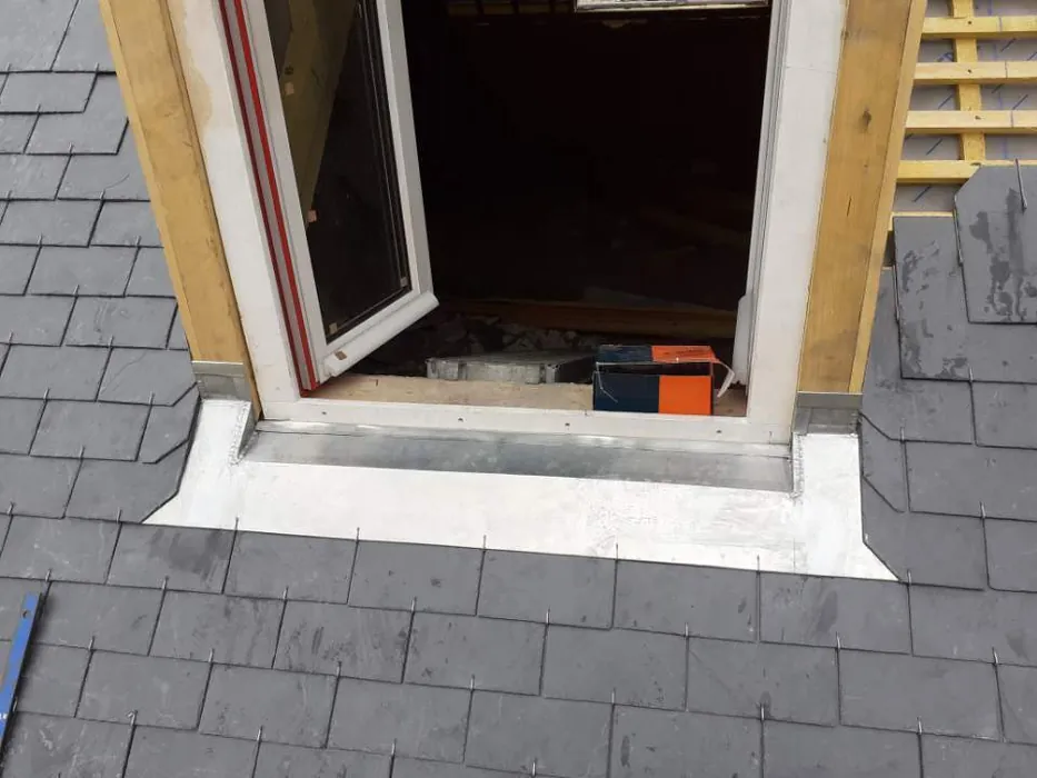Création de lucarne avec ardoises et zinc