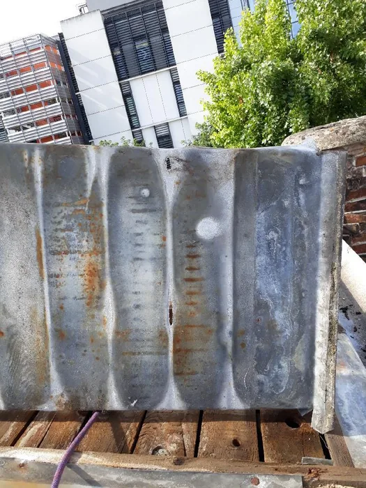 Zinc oxydé et abîmé par le temps
